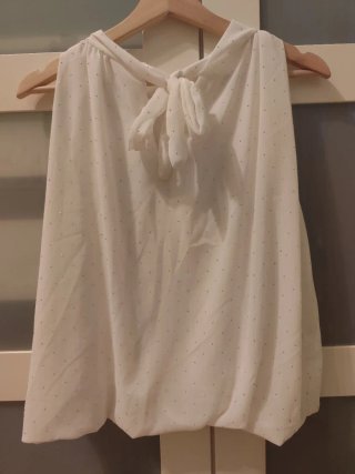 Blusa blanca con brillos plateados