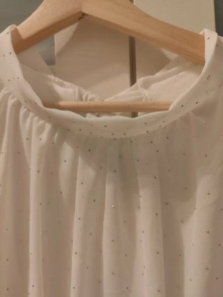 Blusa blanca con brillos plateados