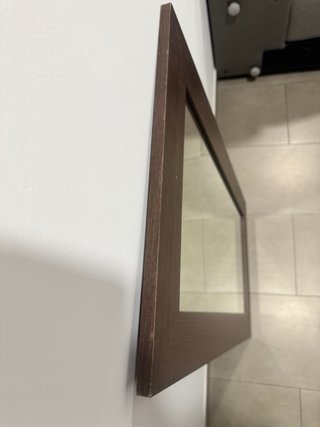 Espejo de madera marrón