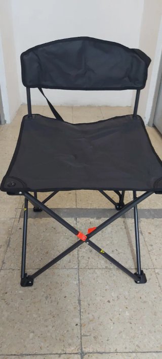 Silla plegable negra con respaldo