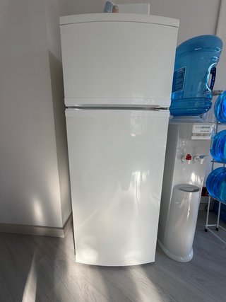 Nevera (con congelador) blanco pequeño