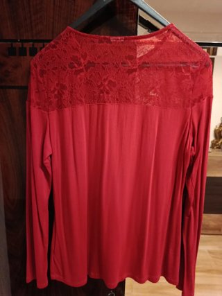 Camiseta roja con encaje.