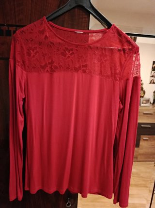 Camiseta roja con encaje.