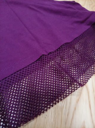 Top morado/burdeos con detalle de red