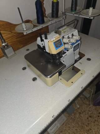 Máquina de coser plana y remalladora