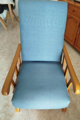 Sillón balancín de tela y madera