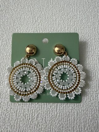 Pendientes Cuentas Blancas y Doradas