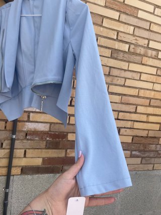 Crop top NUEVO asimétrico manga larga azul claro
