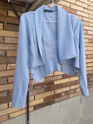 Crop top NUEVO asimétrico manga larga azul claro