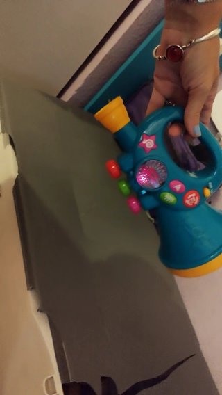 Trompeta de juguete musical ( tiene pilas)