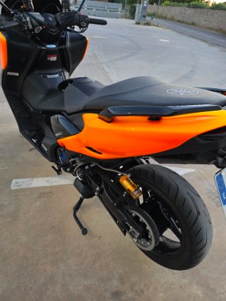 Yamaha Tmax 2021 Negra y Naranja
