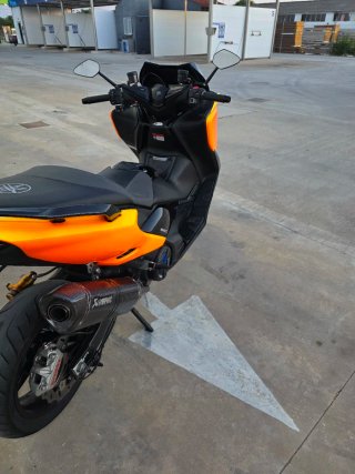 Yamaha Tmax 2021 Negra y Naranja