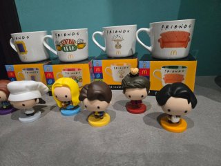 Lotto 4 tazze + 6 personaggi Friends