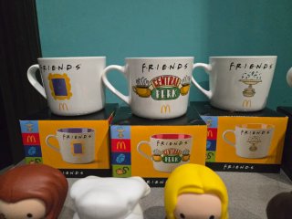 Lotto 4 tazze + 6 personaggi Friends