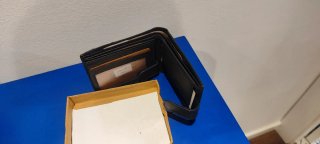 Cartera de piel negra y roja sin estrenar