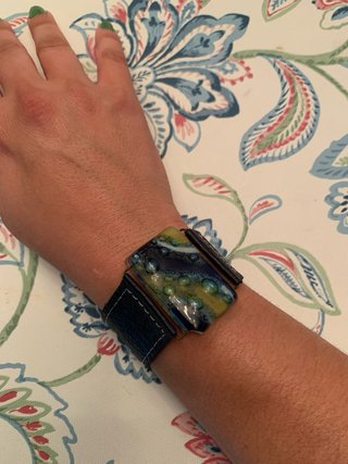 Pulsera cuero azul marino con detalle multicolor