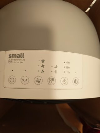 Ventilador pequeño gris y blanco