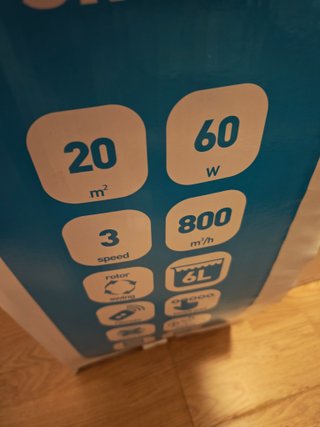 Ventilador pequeño gris y blanco