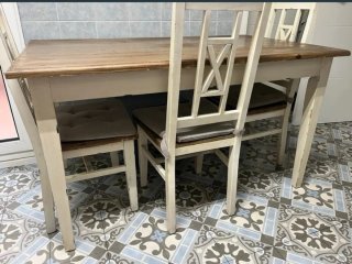 Mesa rústica y 4 sillas