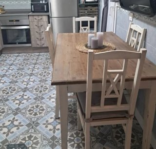 Mesa rústica y 4 sillas