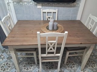 Mesa rústica y 4 sillas