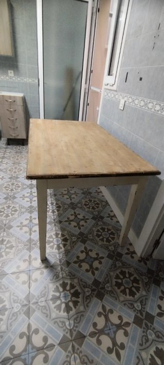 Mesa rústica y 4 sillas