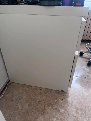 Escritorio blanco con cajones