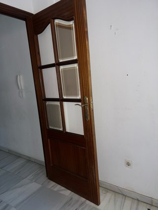 Puerta madera con y sin cristales