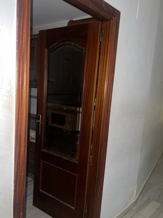 Puerta madera con y sin cristales