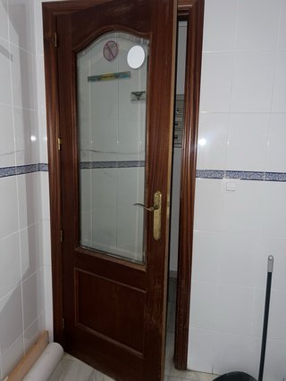 Puerta madera con y sin cristales
