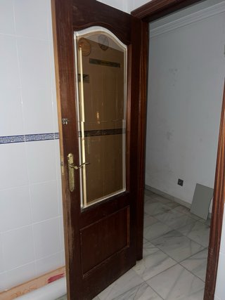 Puerta madera con y sin cristales