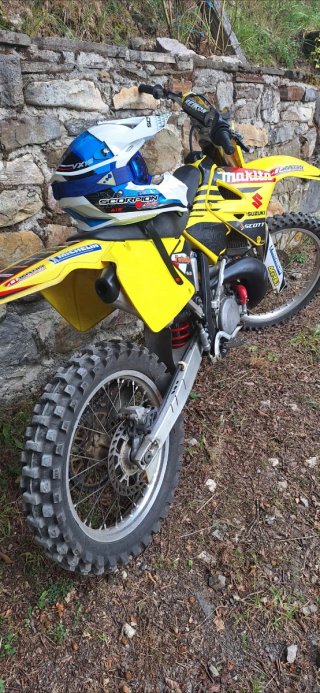 Suzuki RM 250 2004 2T restaurada