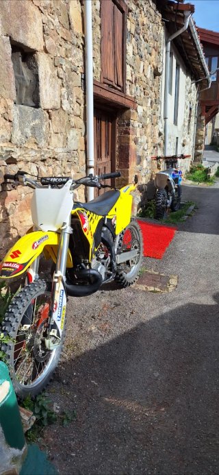 Suzuki RM 250 2004 2T restaurada