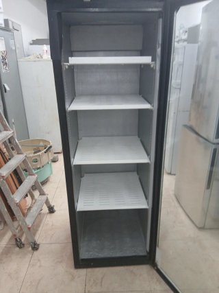Nevera expositora con puerta de cristal