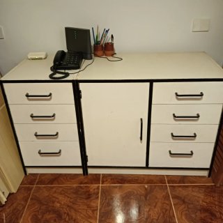 Escritorio blanco y negro