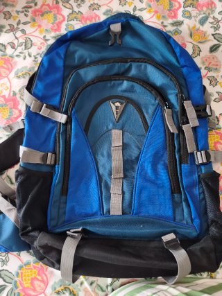 Mochila de viaje azul y negra