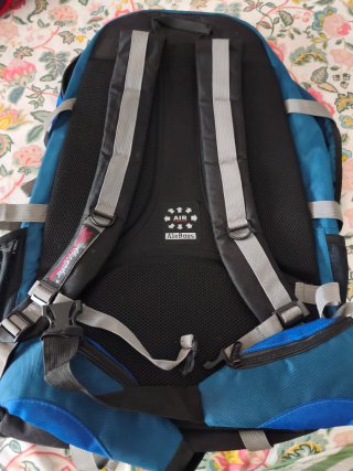 Mochila de viaje azul y negra