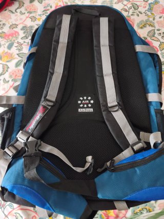 Mochila de viaje azul y negra