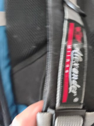 Mochila de viaje azul y negra