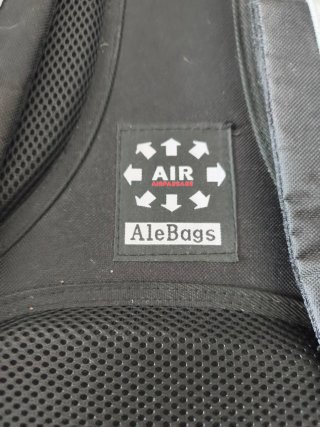 Mochila de viaje azul y negra