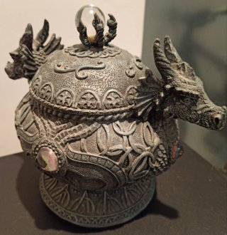 Jarrón dragón con esfera de cristal