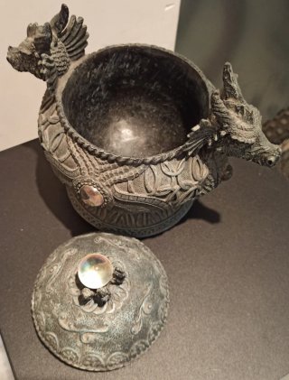 Jarrón dragón con esfera de cristal