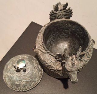 Jarrón dragón con esfera de cristal