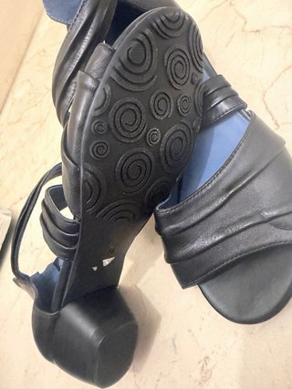 Zapatos negros nuevos