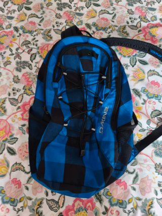Mochila Dakine a cuadros azul y negra