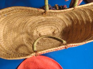 Cesta de paja y sombrero en rojo