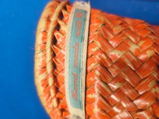 Cesta de paja y sombrero en rojo