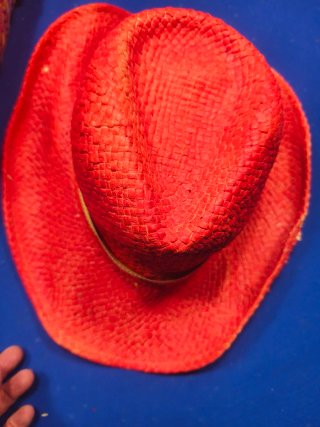 Cesta de paja y sombrero en rojo