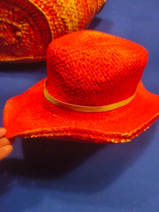 Cesta de paja y sombrero en rojo