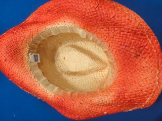 Cesta de paja y sombrero en rojo